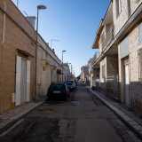 Da qui imbocchiamo via Almirante che si inerpica perpendicolarmente al lungomare. Su entrambi i lati vediamo edifici a un piano, con le porte che danno direttamente sulla strada, ma molte di queste sono chiuse: si popoleranno solo con l�arrivo della bella gestione e delle vacanze estive